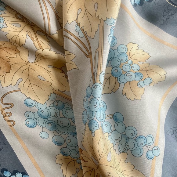 TORRES silk scarf. Made in Italy. Grape motif - Picture 5 of 10